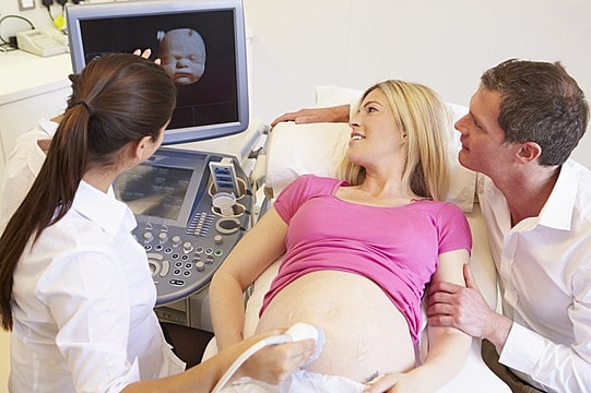 pngtree-pregnant-woman-and-partner-having-4d-ultrasound-scan-image_1560023